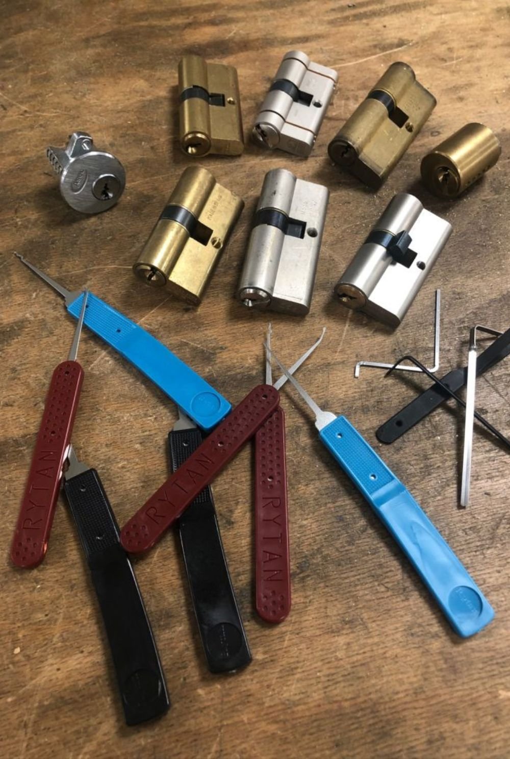 Atelier : cylindres, clés sécurisées et outillage