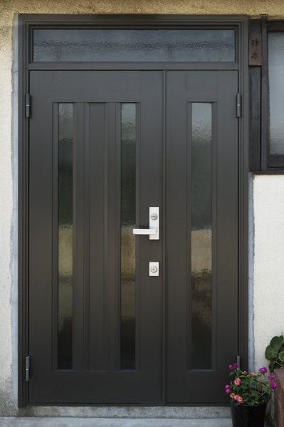 Porte d'entrée d'immeuble sécurisée