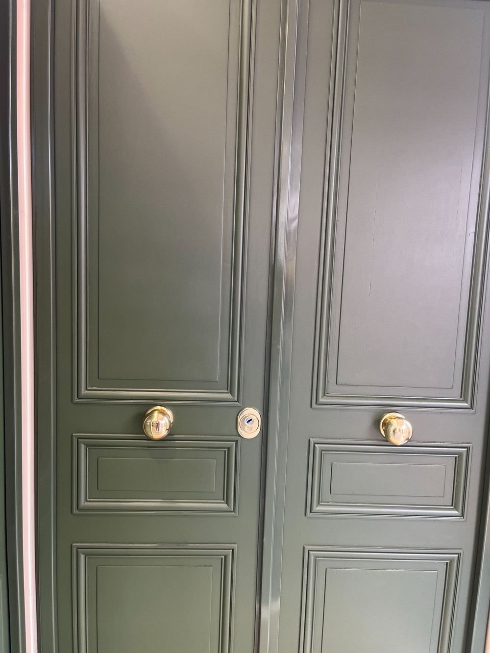 Portes anciennes rénovées, serrures et boutons laiton
