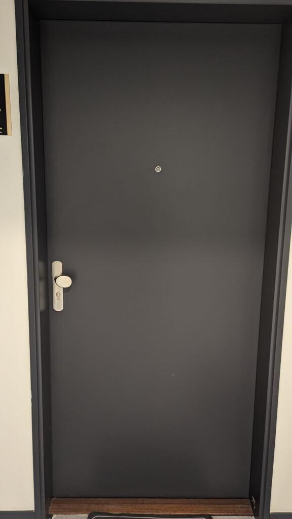Porte blindée moderne posée en immeuble