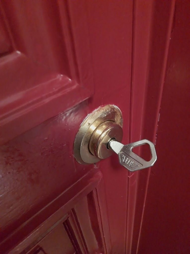 Cylindre de serrure avec clé sur une porte d'appartement parisien